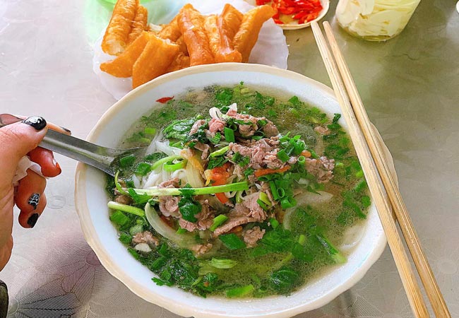 Phở bò Nam Định ăn với quẩy